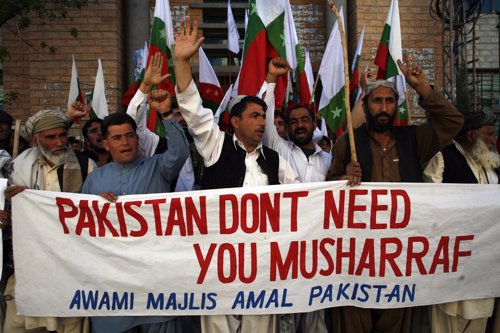 Ciudadanos paquistanís en contra del presidente Musharraf