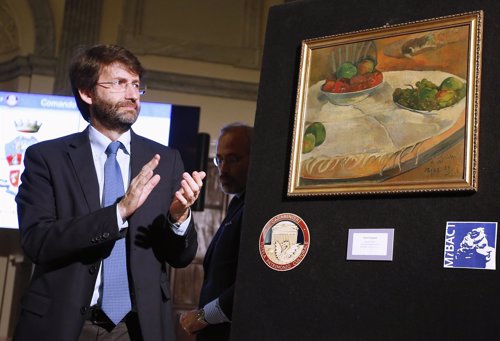 El ministro de Cultura italiano Dario Franceschini con la obra de Gaugin 