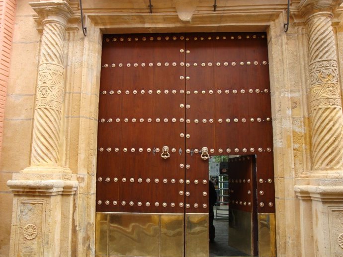 Puerta restaurada de la Casa de la Cultura.
