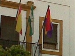 Bandera republicana en el Ayuntamiento de Villaverde.