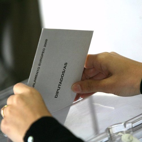 Introduciendo un voto en una urna electoral