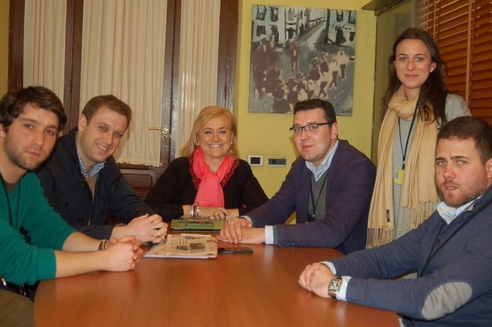 Mercedes Fernández con miembros de NNGG de Asturias y Lugo