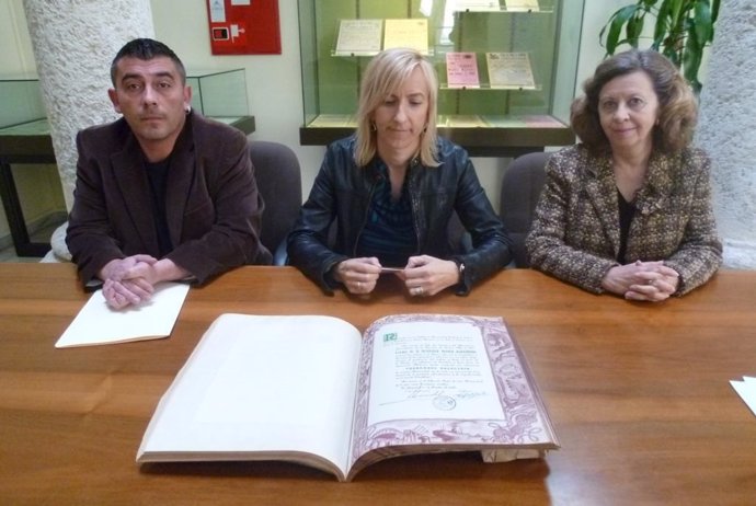 El libro de la peticiones sobre Franco que expone el Archivo Provincial