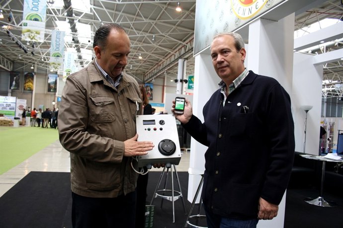 Pérez y Cañada muestran el cargador doméstico para vehículos eléctricos.