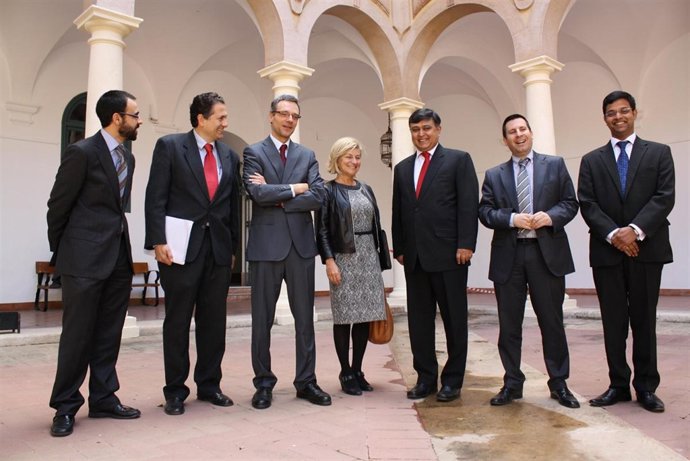 Expósito y el embajador indio con responsables de la UCO