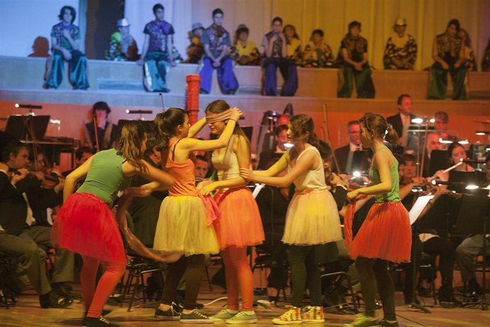 La OV y 50 bailarines adolescentes interpretan 'Petrushka' en el Palau.