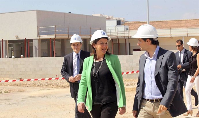 La consellera María José Català en la visita a una infraestructura escolar