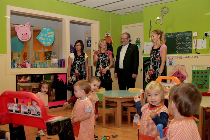 El pte.De la Diputación de Lleid, Joan Reñé, en el comedor escolar de Fondarella