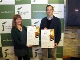 Antonia Olivares y Ernesto Rocío, con el cartel del XII Maratón de Piano.