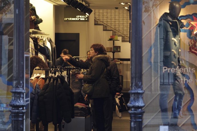 Gente de compras en Madrid -bolsas - zapatería - ropa - complementos