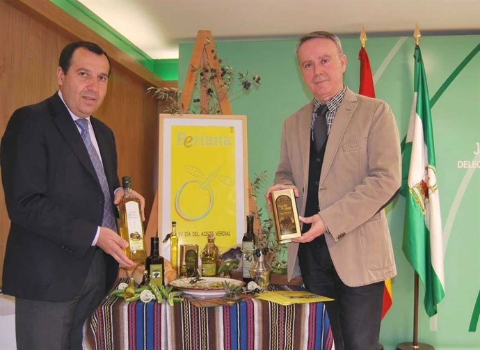 El delegado del Gobierno y el alcalde de Periana Adolfo Moreno día del aceite