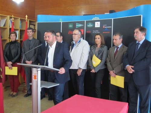 Rafael Gómez junto a patrocinadores en la presentación del programa de fiestas