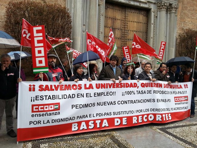 Concentración de CCOO ante el Rectorado