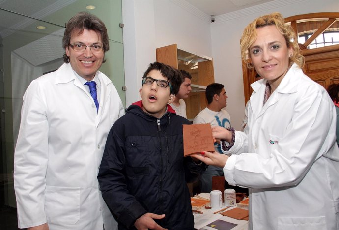 Diputación acompaña a escolares en un taller de la muestra 'Huellas en el barro'