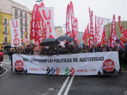 UGT y CC.OO. Se manifiestan en rechazo a los recortes de la troika.