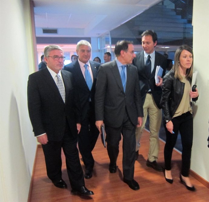 González de Lara, en el centro, a su llegada a la asamblea de la CEJ.