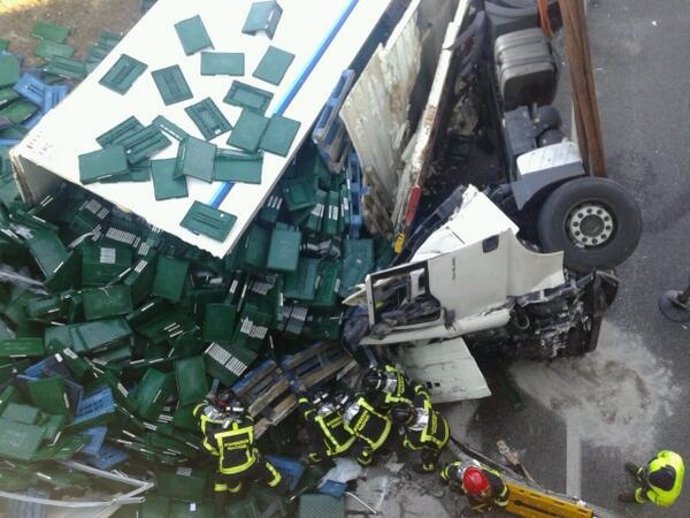 Bomberos rescatan el cuerpo del conductor del camión