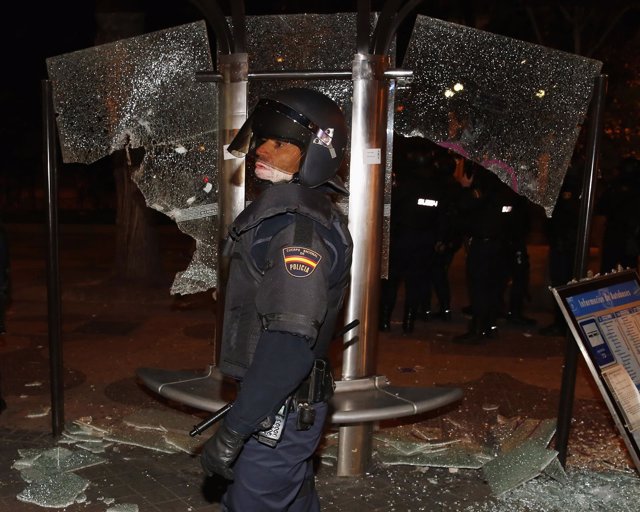 Policía frente a una parada de autobús después de las 'Marchas de la Dignidad'