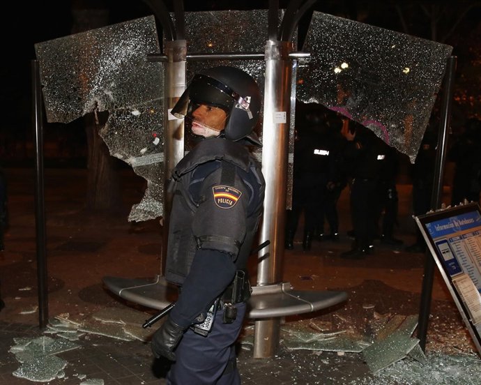 Policía frente a una parada de autobús después de las 'Marchas de la Dignidad'