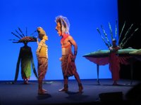 El elenco del musical 'El Rey León' canta a bordo de un vuelo