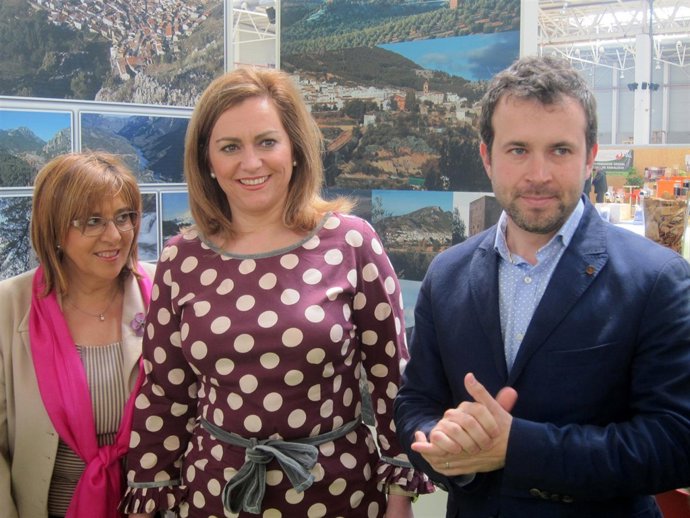 Serrano, entre Gálvez y Millán, antes de atender a la prensa en Bióptima.