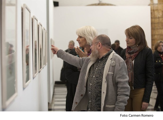 La alcaldesa de Cádiz, Teófila Martínez, visitando la exposición