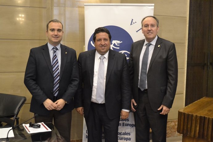 Moliner, en el centro, nombrado presidente de Partenalia