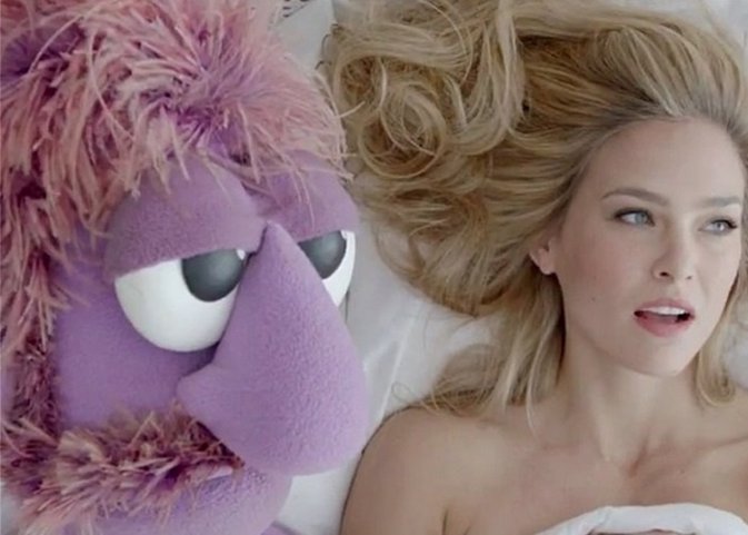 Bar Refaeli en la cama con un muñeco Israel polémica