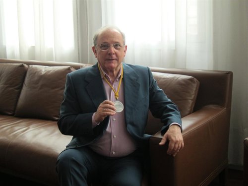 Emilio Gutiérrez Caba, con su medalla de Embajador del Calderón.