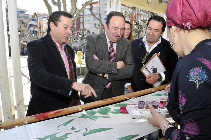 Pedro Sanz visita la Feria de Artesanía