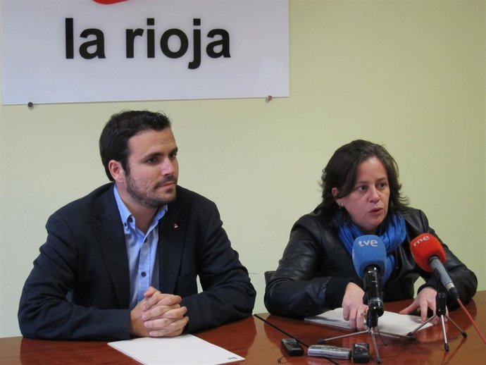 Alberto Garzón junto a Henar Moreno