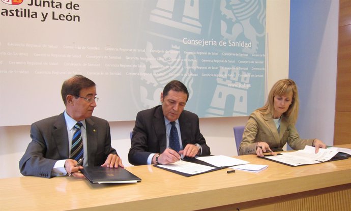 Escaja (i), Sáez Aguado (c) y Silvia Sáez (d) firman el acuerdo
