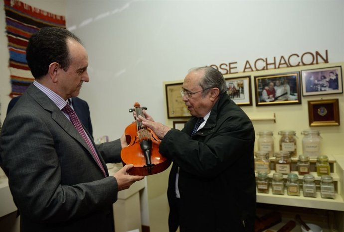 El consejero de Turismo y Comercio en el  centro Albayzín