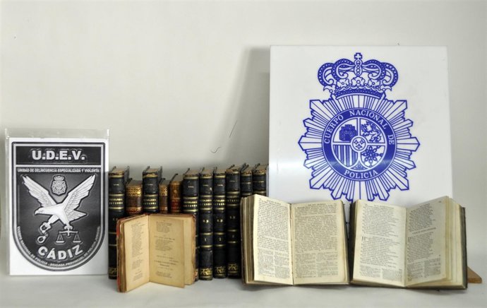 Libros recuperados por la Policía Nacional