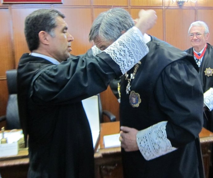 Lorenzo del Río impone la Cruz de San Raimundo a Pío Aguirre