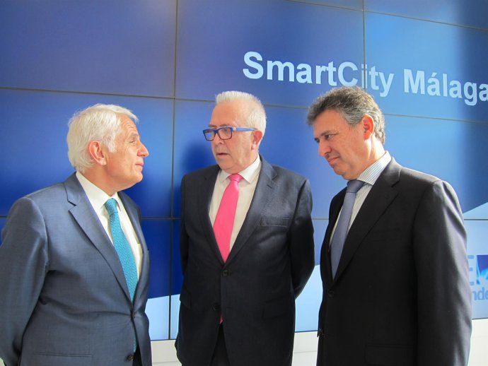 Sánchez Maldonado visita la oficina de Smart City de Endesa en Málaga
