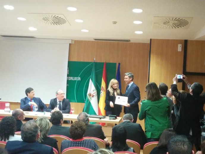 Momento en el que Lorite recoge el galardón