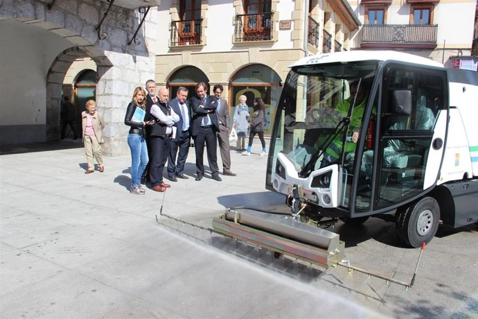 Presentación de la nueva baldeadora