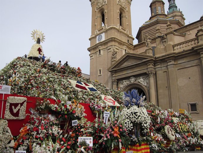 Ofrenda de Flores a la Virgen del Pilar en Zaragoza