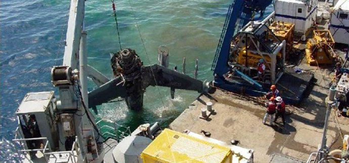 Recuperación de los restos de un avión en el mar por parte de la empresa Phoenix