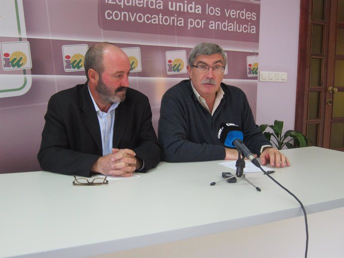 El portavoz de IULV-CA en Huelva, Pedro Jiménez, y Juan Manuel Arazola. 