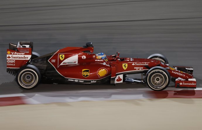 El piloto español Fernando Alonso en los libres de Bahréin