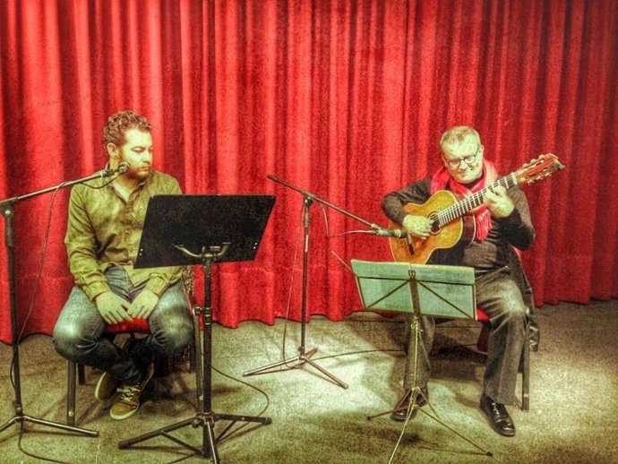 El poeta Alberto Caride junto al guitarrista Tono Clemente