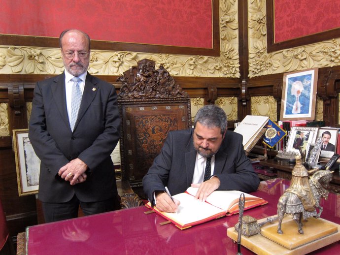 Aganzo firma el libro de honor de la ciudad en presencia del alcalde