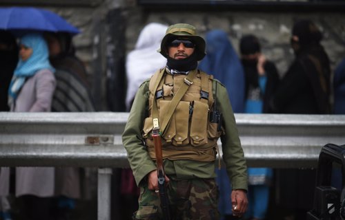 Militar custodia colegio electoral en Kabul