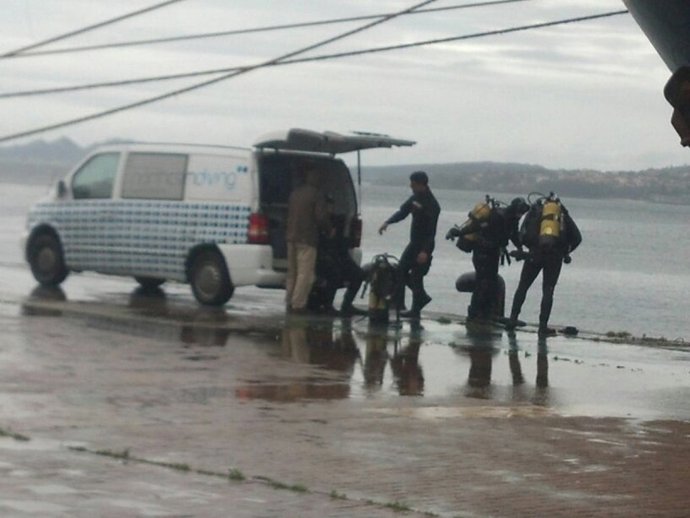 Buzos desplazados a la Ría de Vigo por el hundimiento de un pesquero.