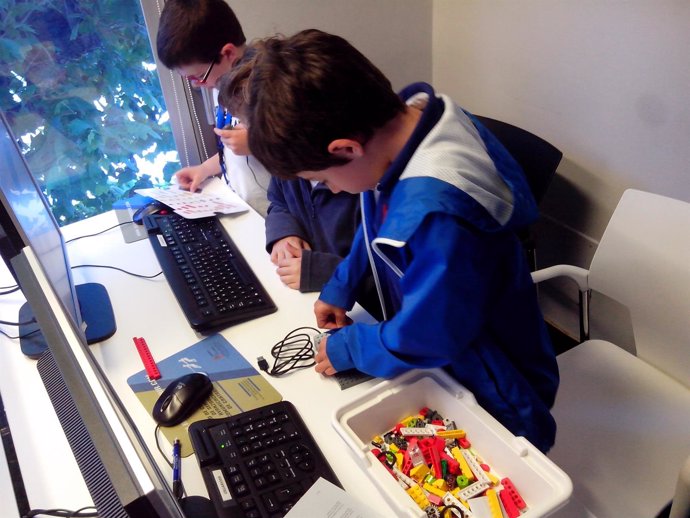 Niños en un campus tecnológico 