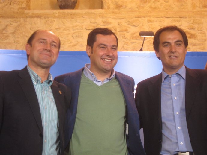 Juan Manuel Moreno acompañado de José Antonio Nieto y Federico Cabello de Alba