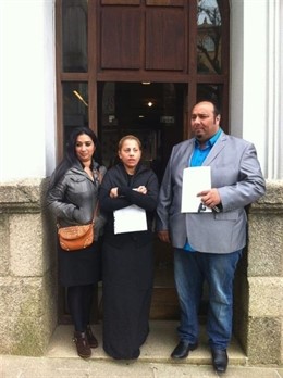 Sinaí Jiménez y la hija de Lupe Jiménez en el Valedor do Pobo