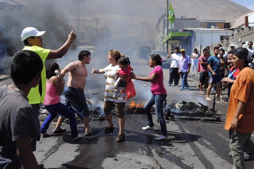 Protestas de los habitantes de Iquique tras el terremoto